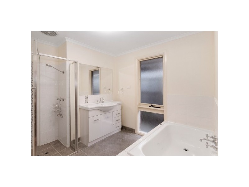 8 Bruce Court, Berwick VIC 3806