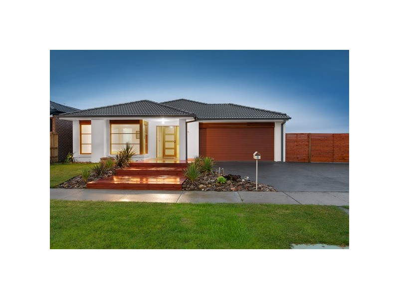 8 Bradshaw Way, Cranbourne East VIC 3977