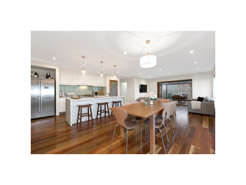 8 Bradshaw Way, Cranbourne East VIC 3977