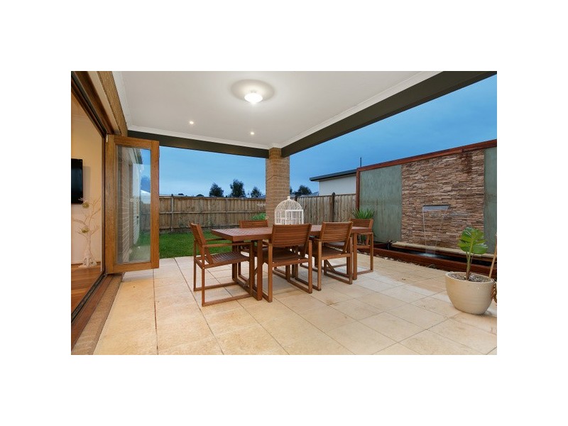 8 Bradshaw Way, Cranbourne East VIC 3977