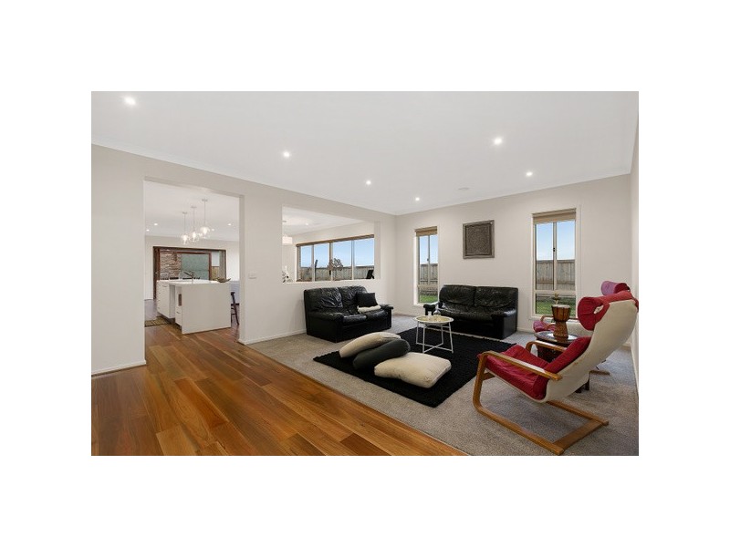 8 Bradshaw Way, Cranbourne East VIC 3977