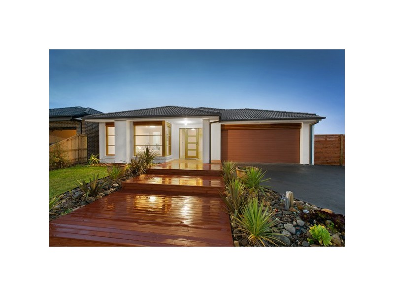 8 Bradshaw Way, Cranbourne East VIC 3977