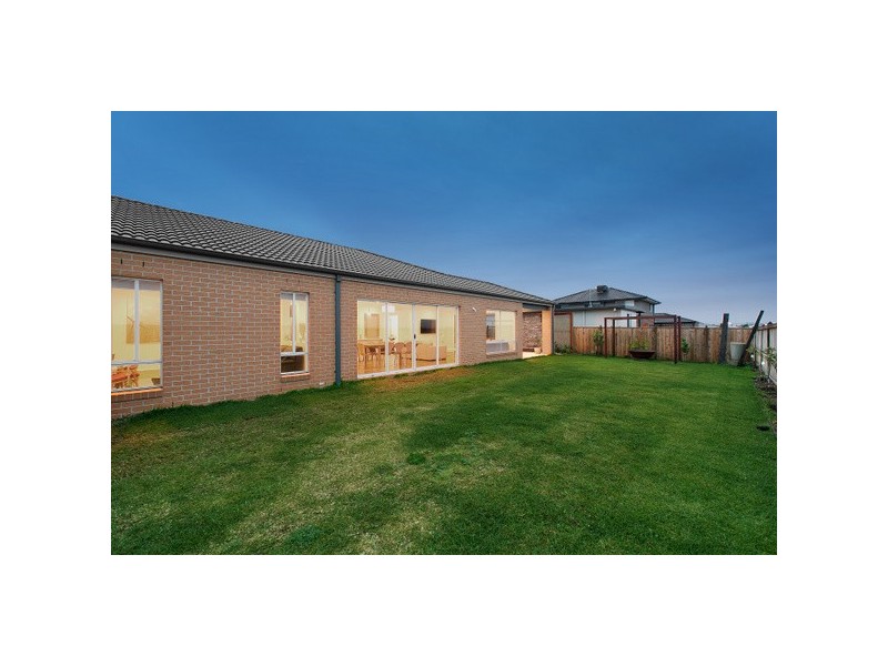 8 Bradshaw Way, Cranbourne East VIC 3977