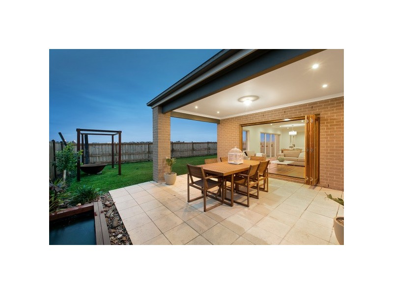 8 Bradshaw Way, Cranbourne East VIC 3977