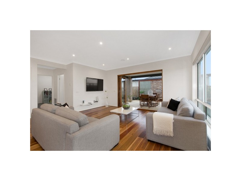 8 Bradshaw Way, Cranbourne East VIC 3977