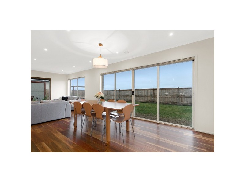 8 Bradshaw Way, Cranbourne East VIC 3977