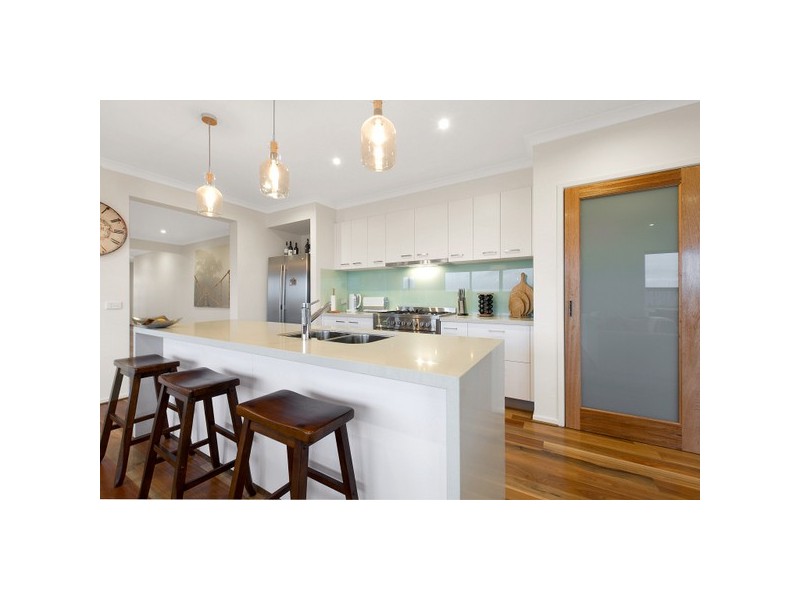 8 Bradshaw Way, Cranbourne East VIC 3977