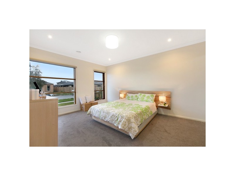 8 Bradshaw Way, Cranbourne East VIC 3977