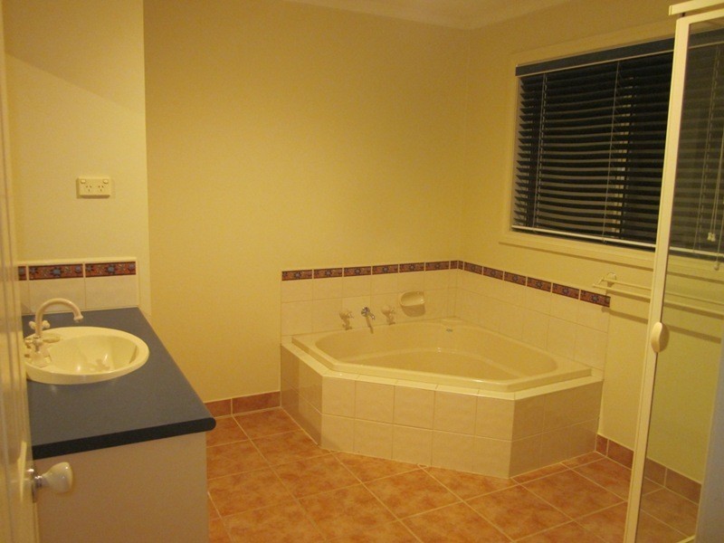 19 Fairholme Blvd, Berwick VIC 3806