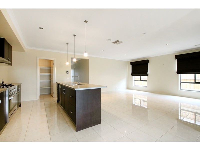 32 Flash Dan Dve, Cranbourne East VIC 3977