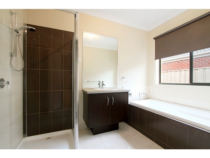 32 Flash Dan Dve, Cranbourne East VIC 3977