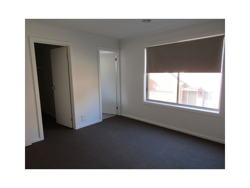 1/2-6 Jerilderie Drive, Berwick VIC 3806