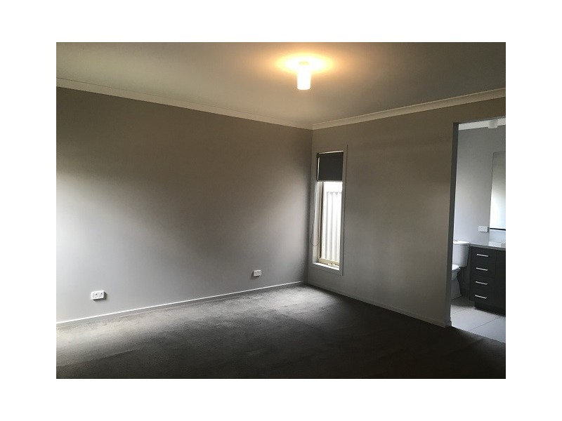 10 Meditate Lane, Cranbourne North VIC 3977