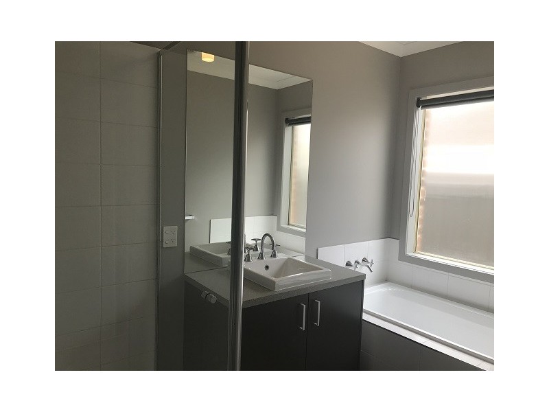 10 Meditate Lane, Cranbourne North VIC 3977