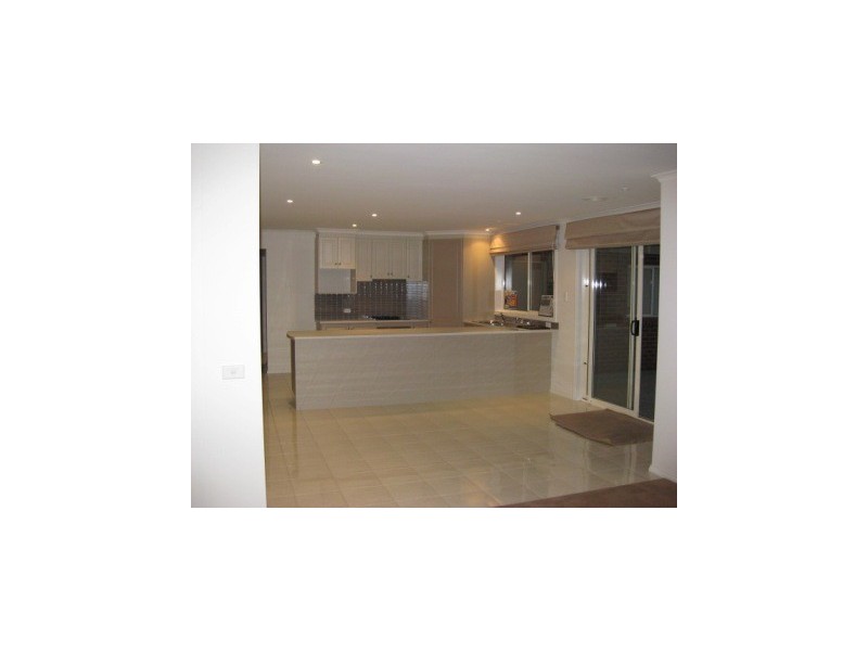 8 Parry Drive, Narre Warren VIC 3805