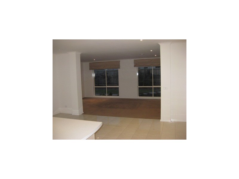 8 Parry Drive, Narre Warren VIC 3805