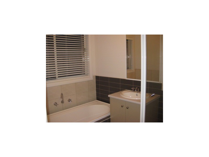 8 Parry Drive, Narre Warren VIC 3805