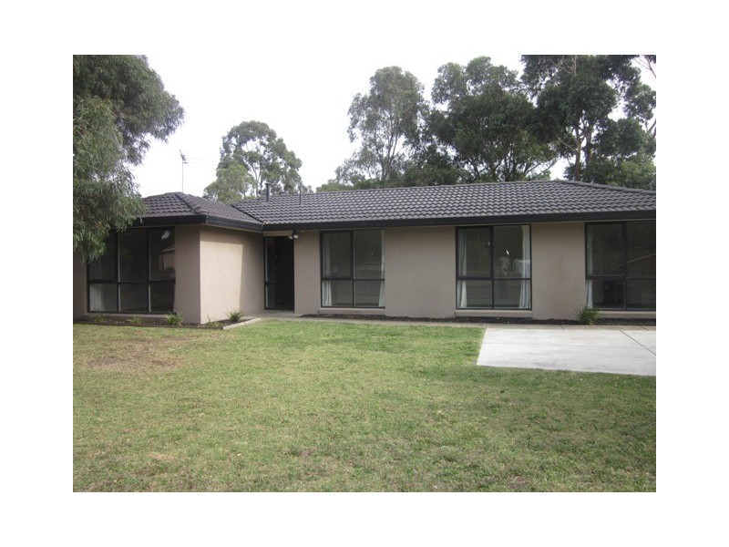 18 Bemersyde Drive, Berwick VIC 3806