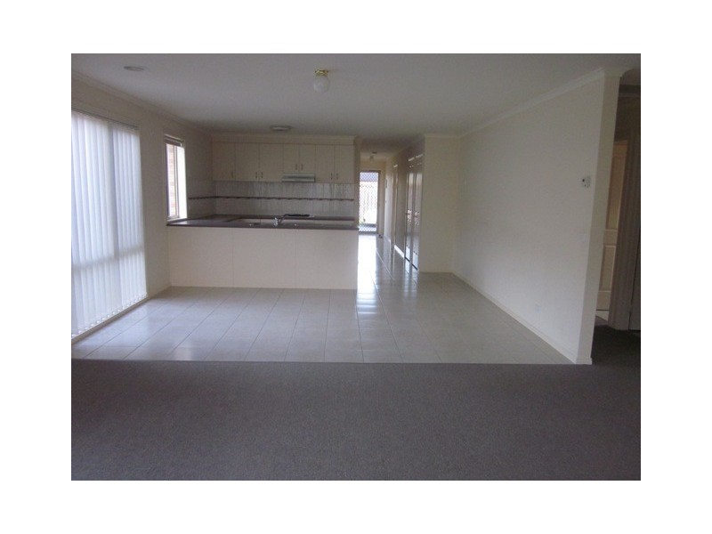 4/13 Kismet Close, Cranbourne West VIC 3977