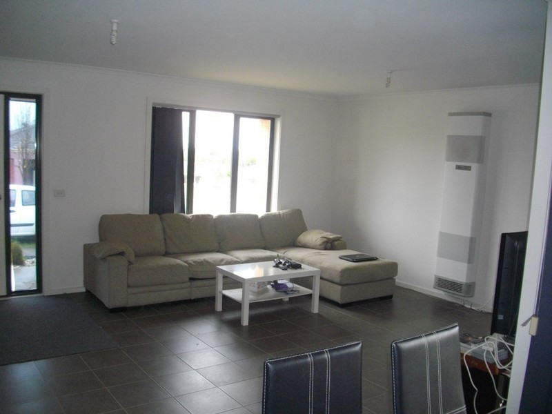 16 Oakgrove Drive, Narre Warren South VIC 3805