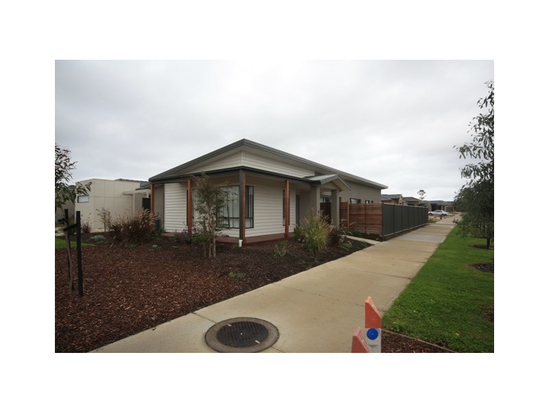 18 Frogmore Lane, Cranbourne North VIC 3977
