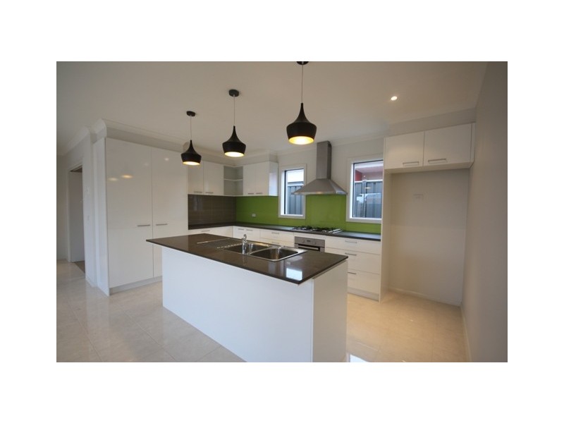 18 Frogmore Lane, Cranbourne North VIC 3977