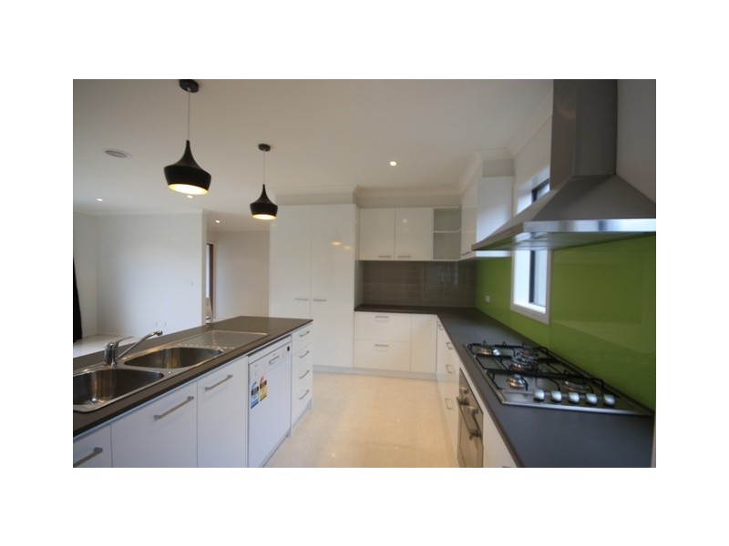 18 Frogmore Lane, Cranbourne North VIC 3977