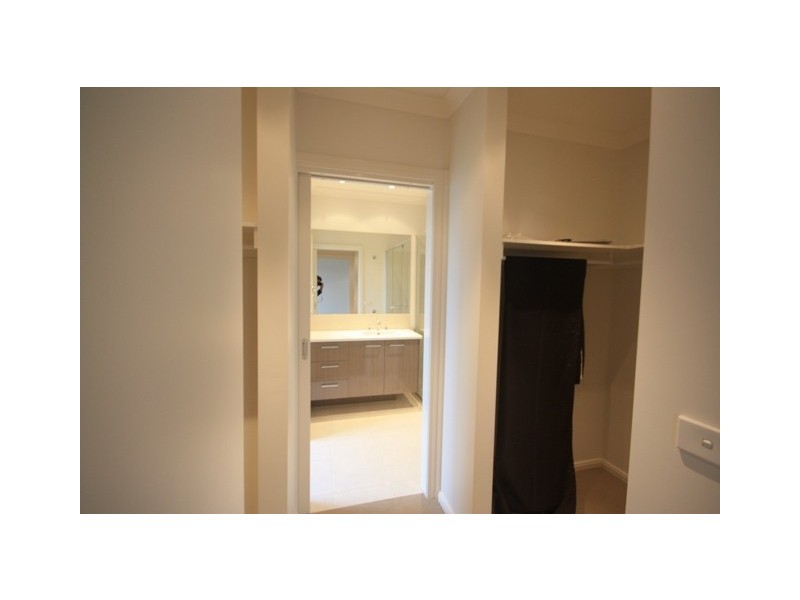 18 Frogmore Lane, Cranbourne North VIC 3977