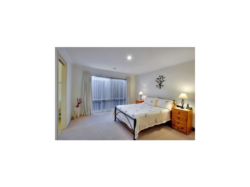 39 Robinswood Parade, Narre Warren South VIC 3805