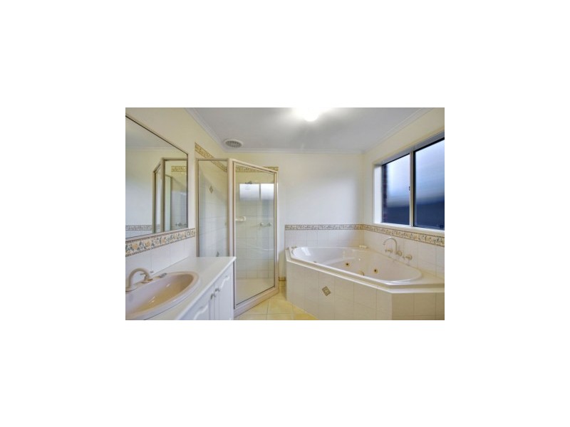 39 Robinswood Parade, Narre Warren South VIC 3805