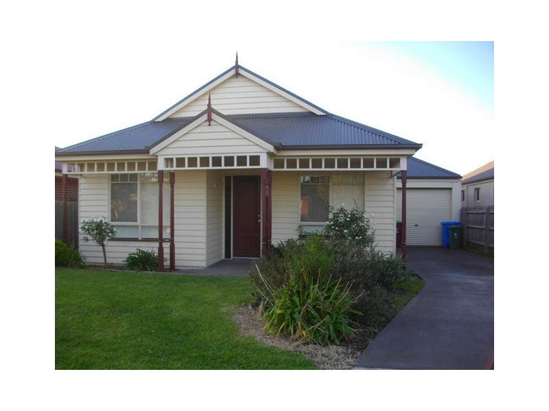 17 Baynton Crescent, Lynbrook VIC 3975