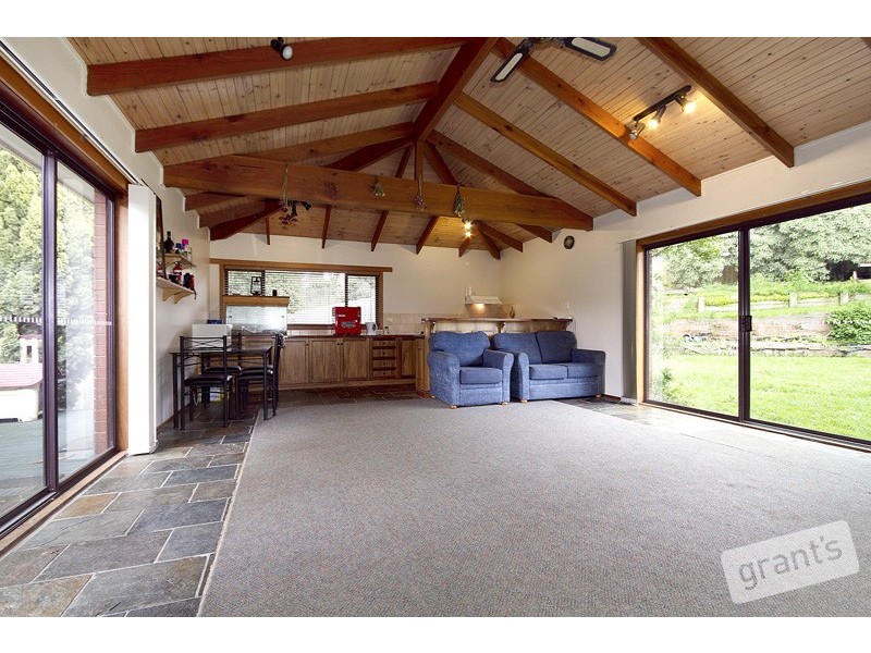 8 Mansell Court, Garfield VIC 3814