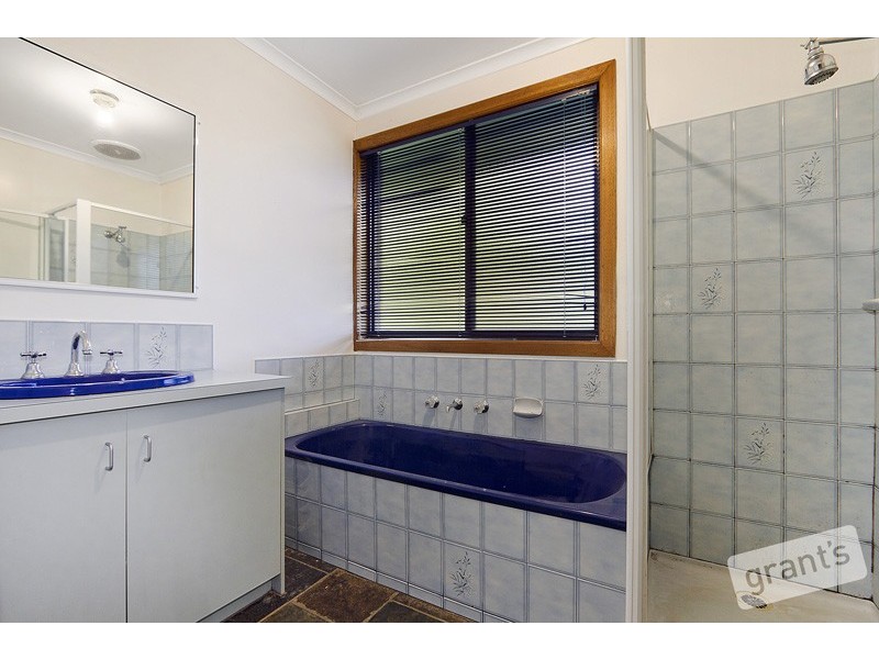 8 Mansell Court, Garfield VIC 3814