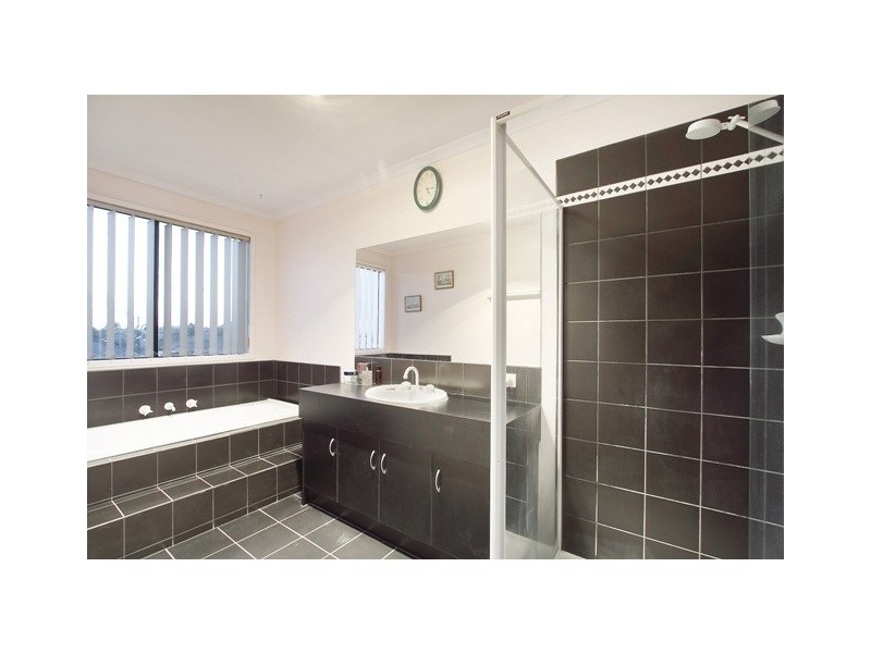 16 Laurina Link, Pakenham VIC 3810