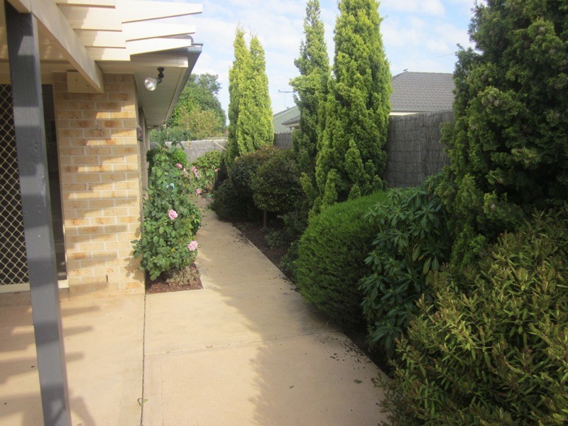 2/110 Golf Links Road, Berwick VIC 3806