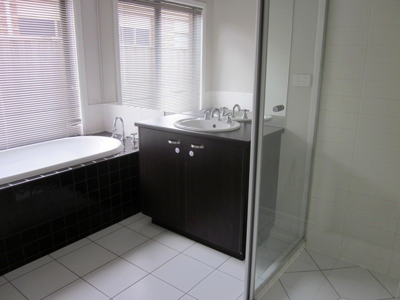 16 Emmett Ave, Berwick VIC 3806