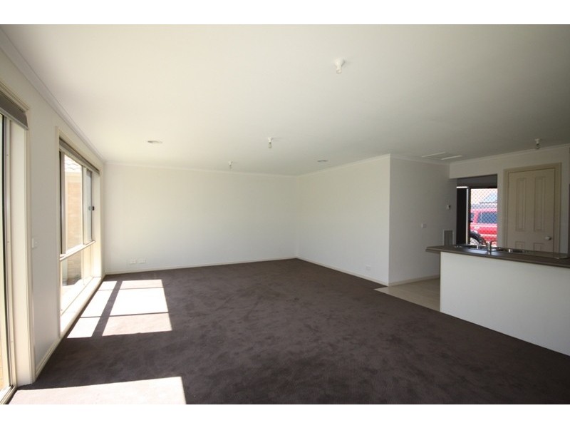 2/71 Amber Crescent, Narre Warren VIC 3805