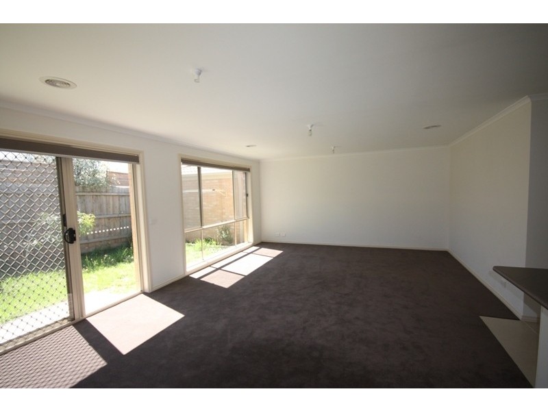 2/71 Amber Crescent, Narre Warren VIC 3805