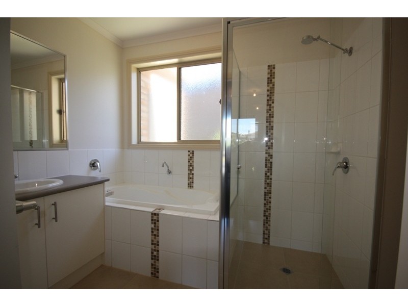 2/71 Amber Crescent, Narre Warren VIC 3805