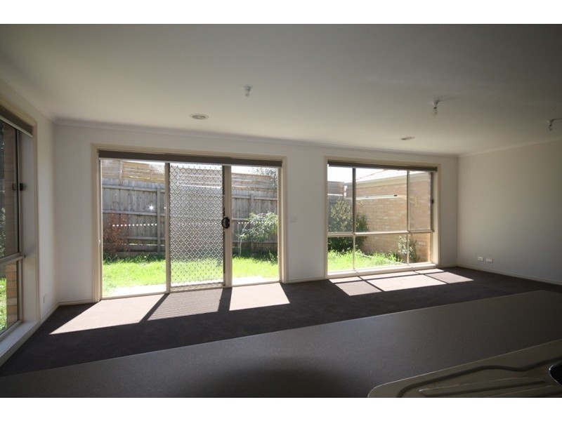 2/71 Amber Crescent, Narre Warren VIC 3805