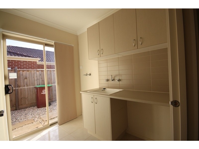 6 McGarvie Drive, Cranbourne North VIC 3977