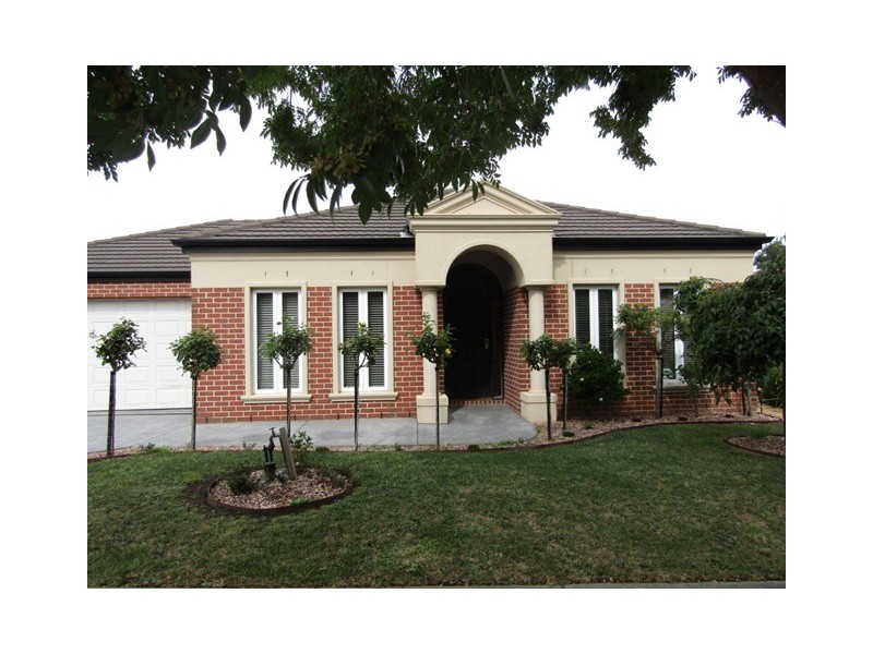 10 Landra Court, Berwick VIC 3806