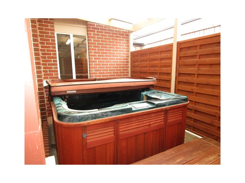 10 Landra Court, Berwick VIC 3806