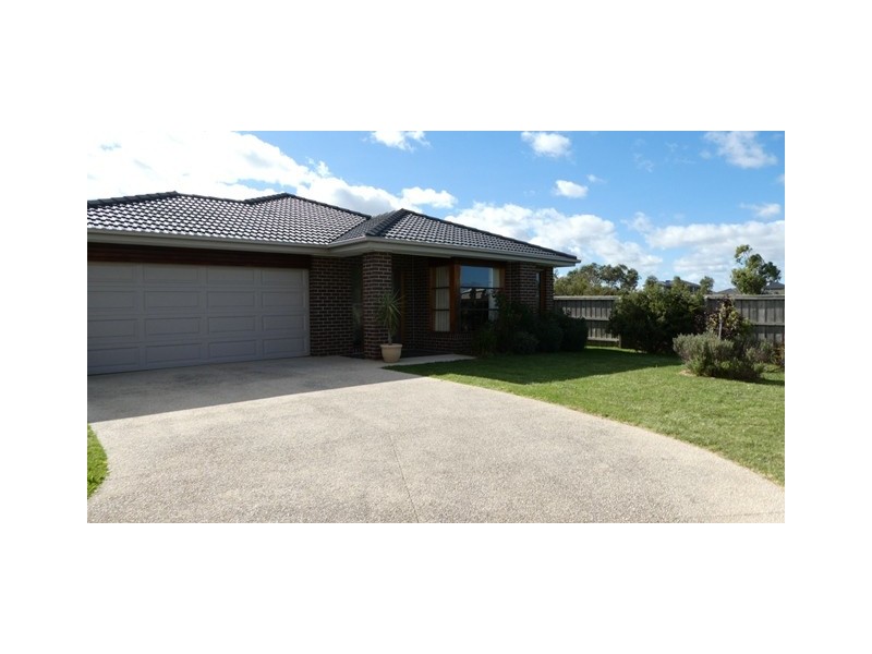 8 Osborn Court, Berwick VIC 3806