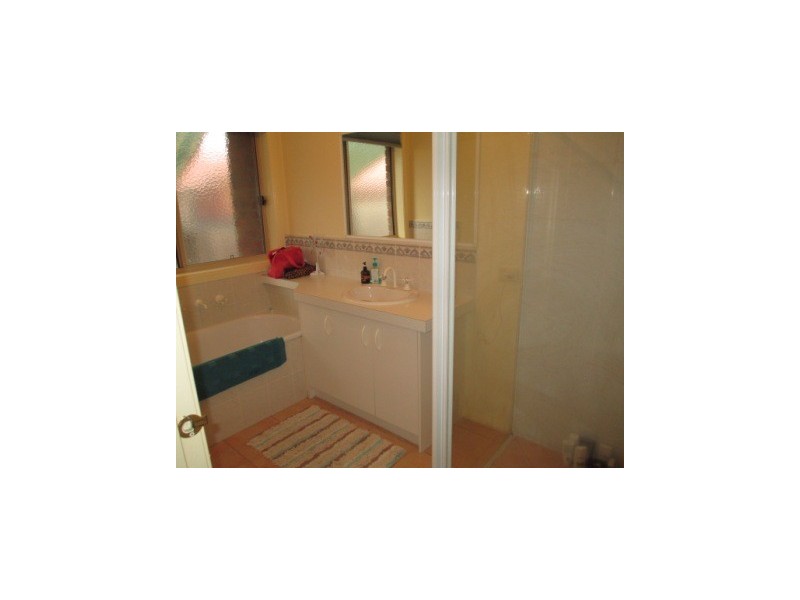 18 Adrian Drive, Pakenham VIC 3810