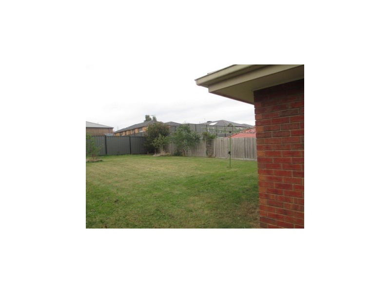 18 Adrian Drive, Pakenham VIC 3810