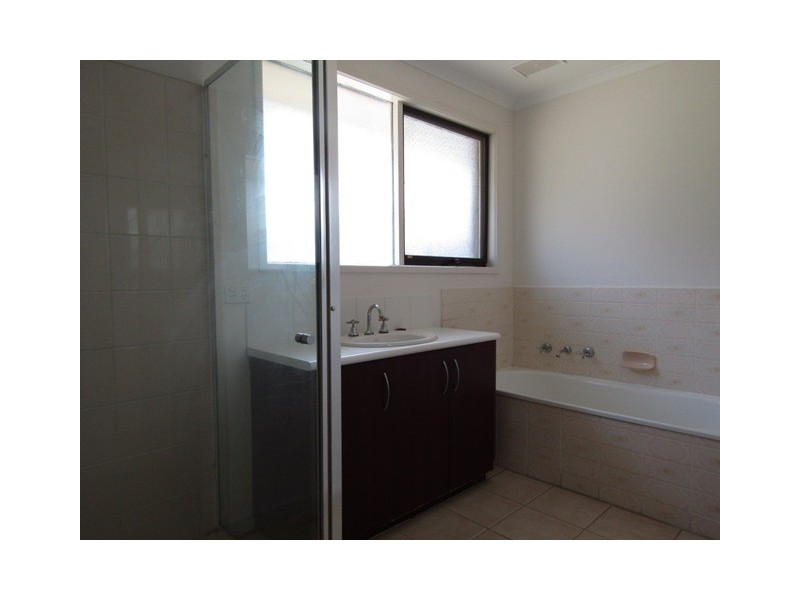 18 Bemersyde Drive, Berwick VIC 3806