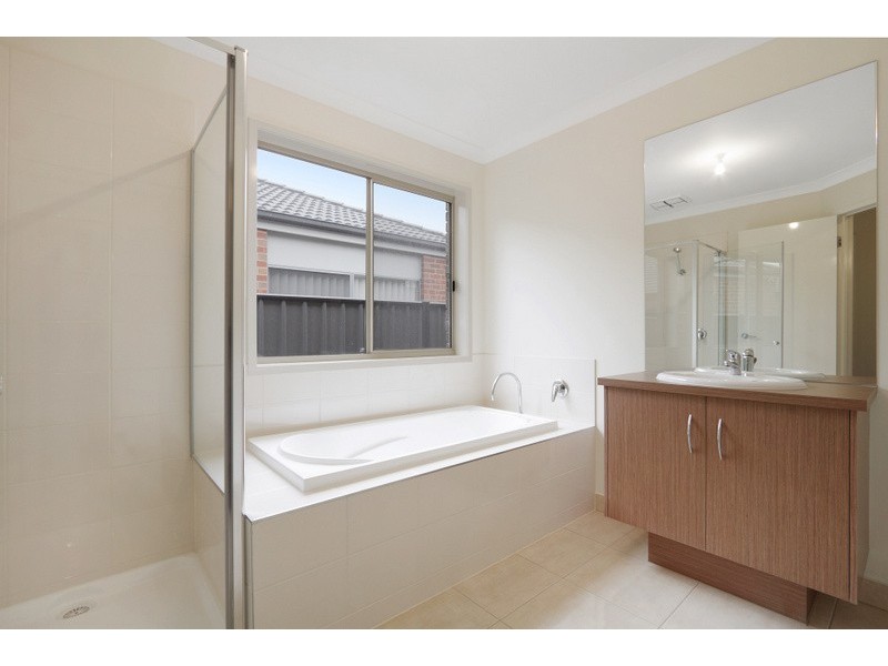 18 Jutland Close, Clyde North VIC 3978