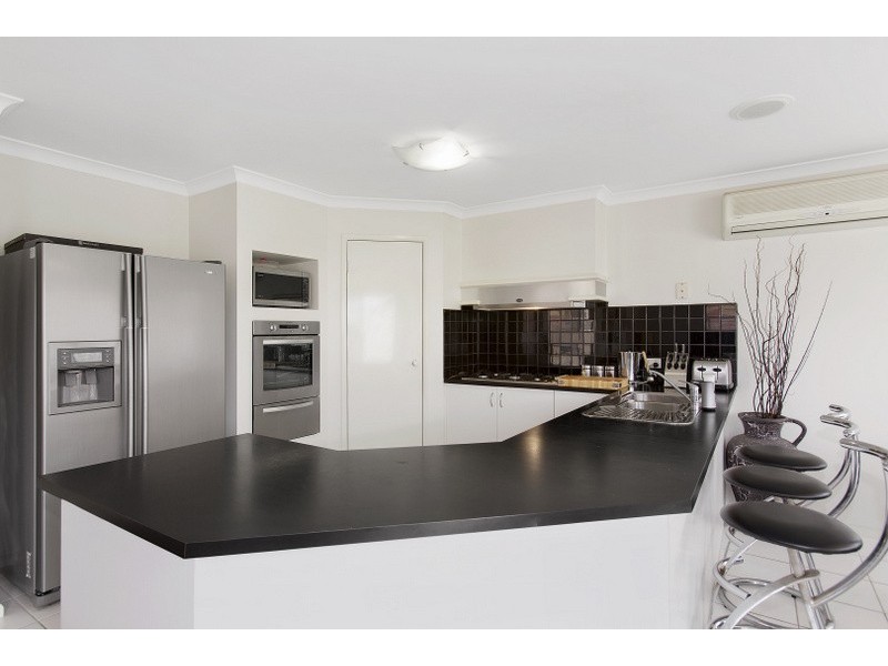 37 Chatswood Drive, Narre Warren South VIC 3805