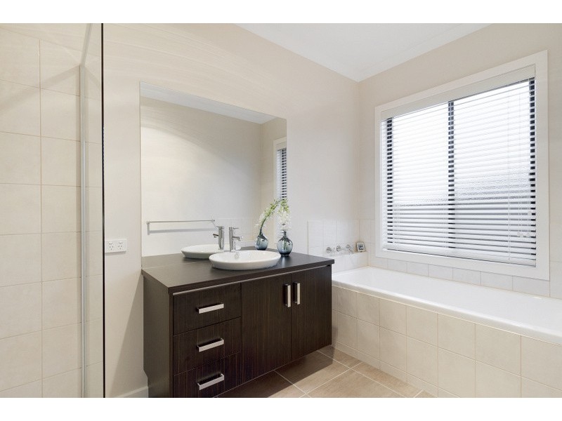 6 Leichhardt Way, Berwick VIC 3806